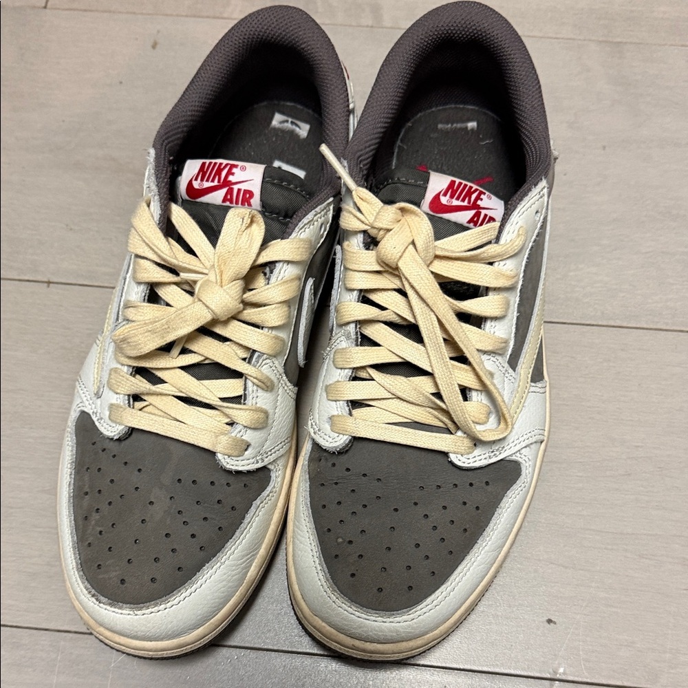 Nike Low-Top Sneakers in Olive Green & Cream